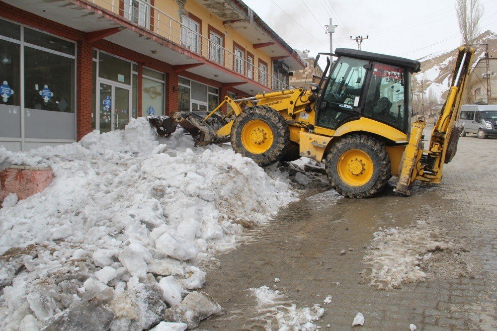 Başkale’de Kar Ve Buz Kütlelerini Temizleme Çalışması