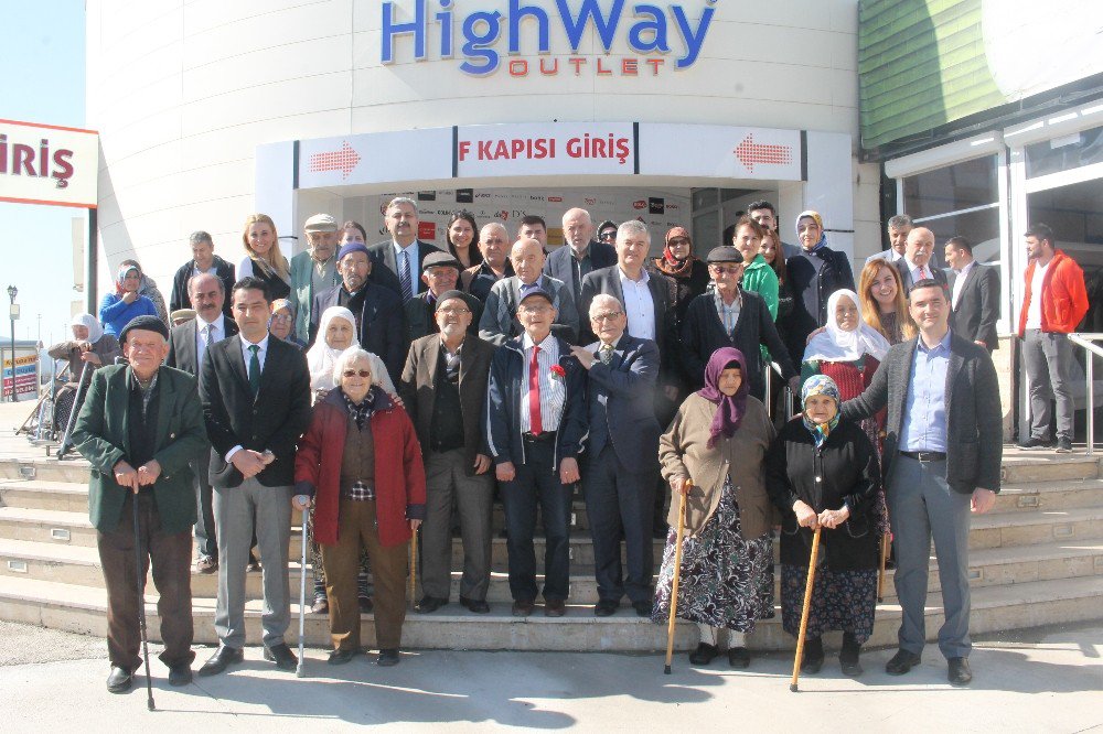 Huzurevi Sakinleri Highway’de Gönüllerince Eğlendi