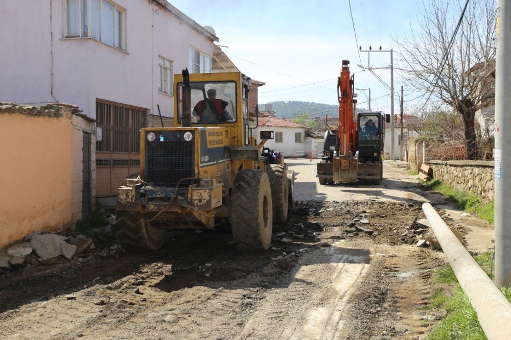 Burhaniye’de Bozuk Yol Kalmayacak