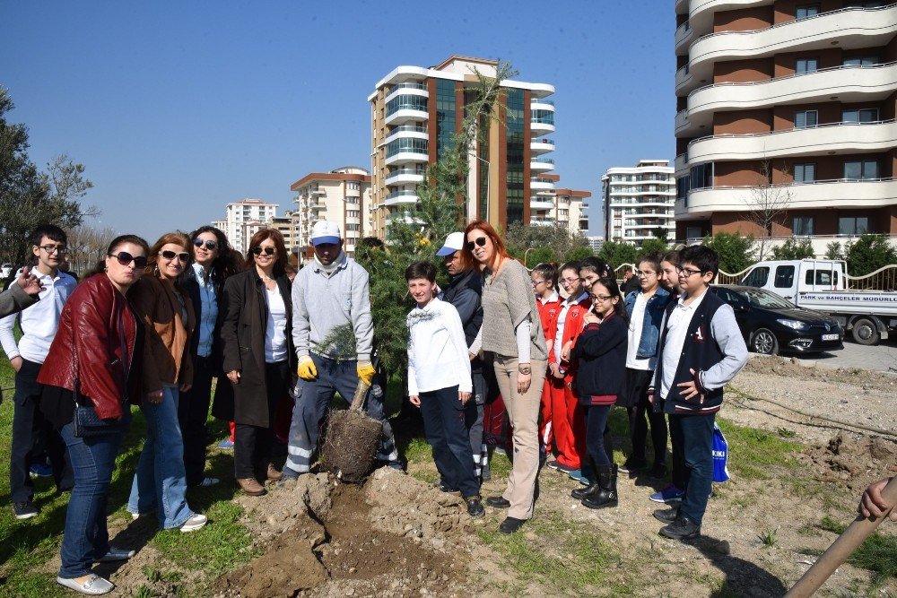 Öğrenciler Harçlıklarıyla Aldıkları Fidanları Toprakla Buluşturdu