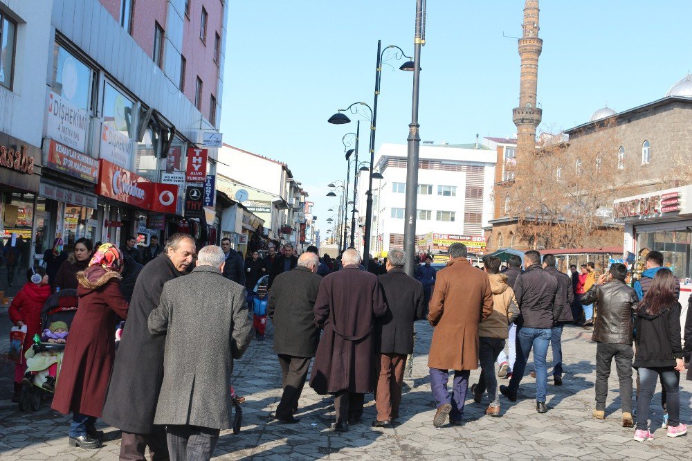 Ağrı’da Vatandaşlar Güneşin Tadını Çıkardı