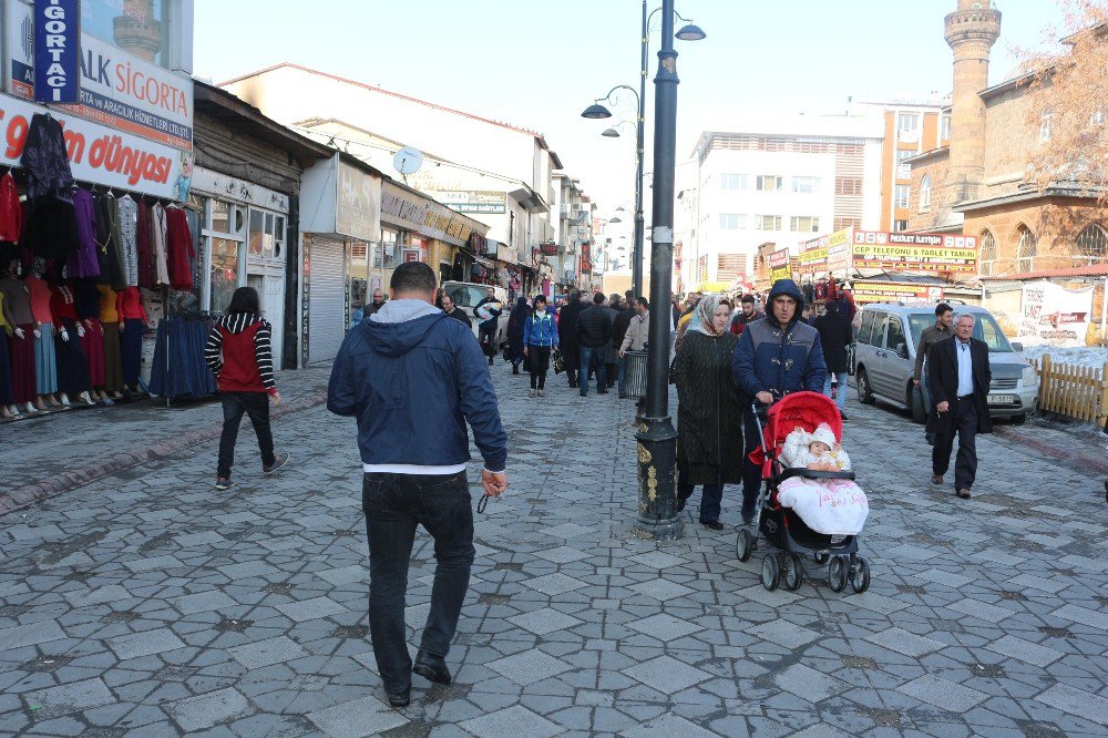 Ağrı’da Vatandaşlar Güneşin Tadını Çıkardı