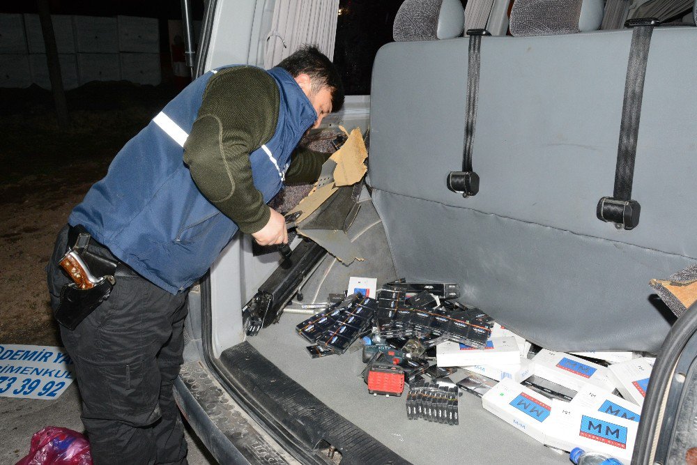 Polisin Durdurduğu Minibüsün Her Yerinden Kaçak Sigara Çıktı