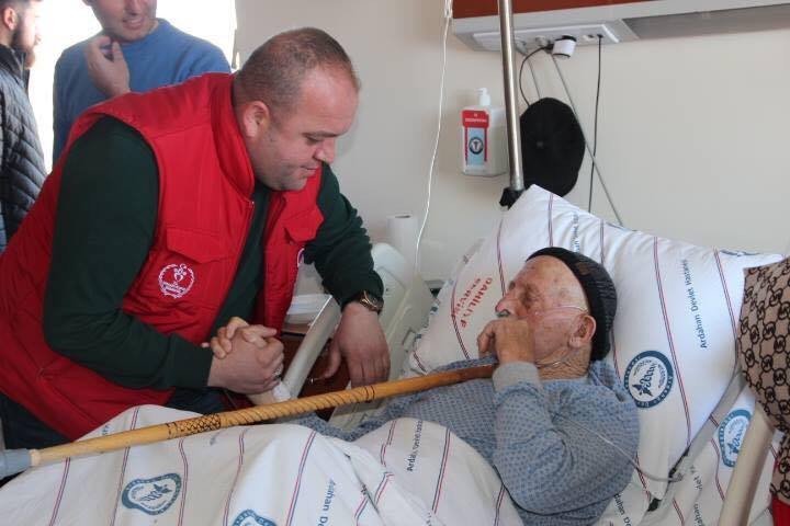 Ardahanlı Gönüllü Gençler Yaşlı Hastaları Ziyaret Etti