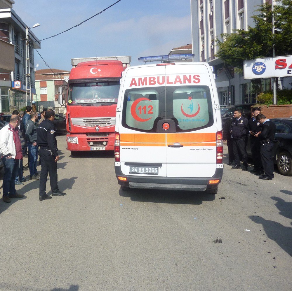 Ataşehir’de Karşıda Karşıya Geçen Kadın Tırın Altında Kaldı