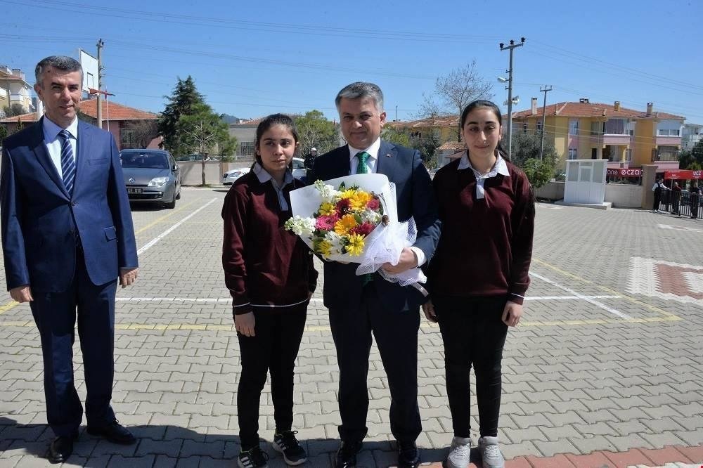 Balıkesir Valisi Ersin Yazıcı, Edremit’te Kitap Okuma Etkinliğine Katıldı