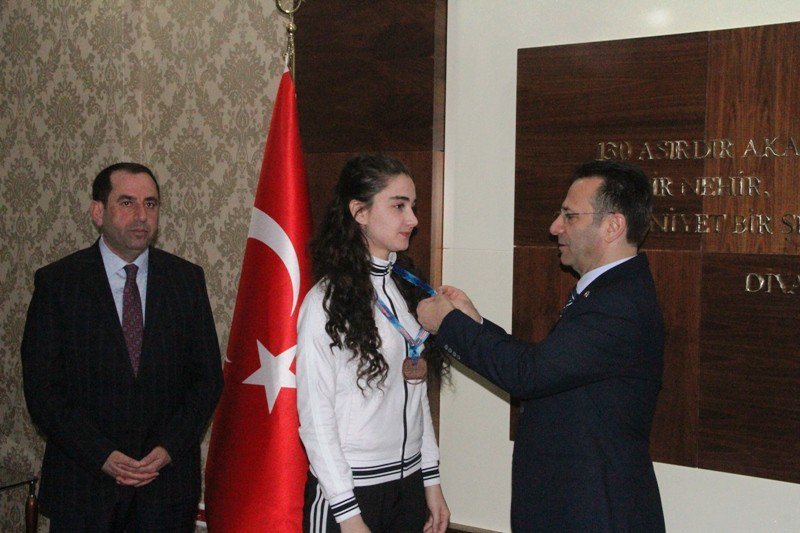 Diyarbakır Valisi Aksoy’dan Başarılı Sporculara Ödül