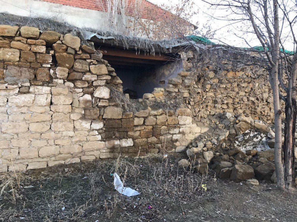 Horasan’daki Depremde Bazı Toprak Damlı Evlerde Hasar Oluştu