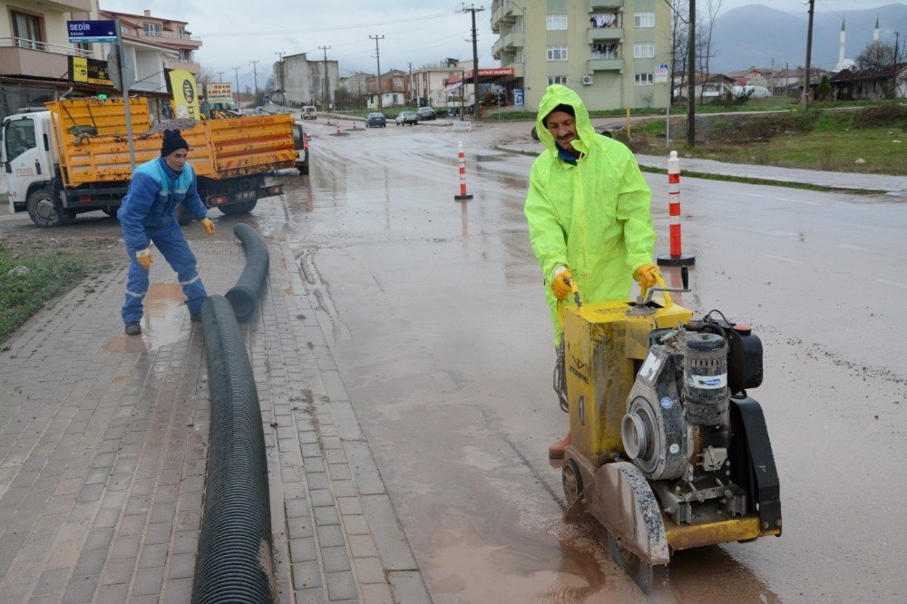 Kartepe’de Vatandaşların İhtiyaç Duyduğu Hizmetler Yerine Getiriliyor