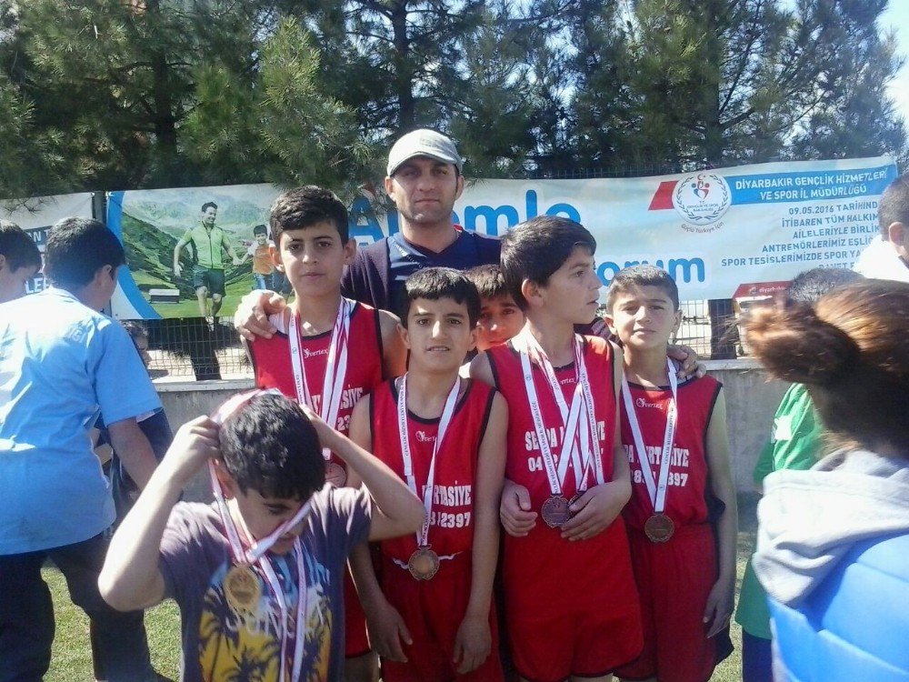 Kulplu Öğrenciler Atletizmde Şampiyon Oldu