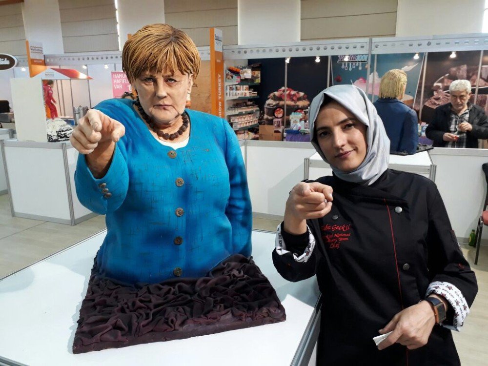 Trump Ve Merkel’in Pastalarını Yaptı