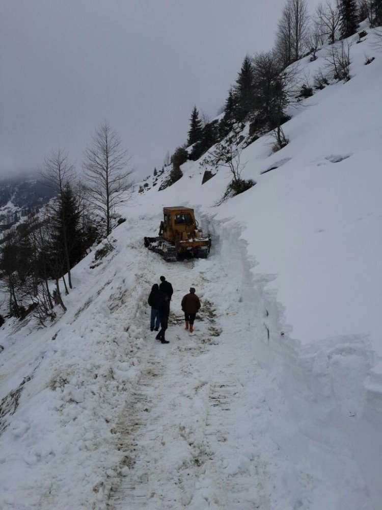 Rize’de Karla Kaplı Yayla Yolları Açılmaya Başlandı