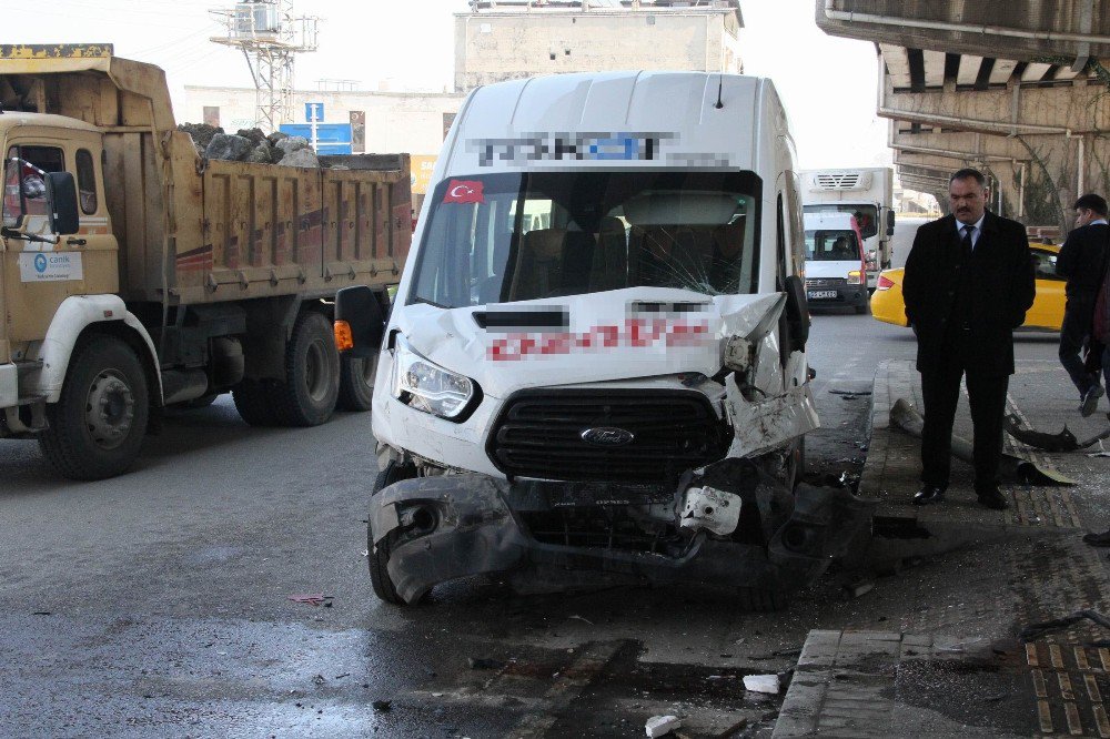 Servis Minibüsüyle Panelvan Araç Çarpıştı: 4 Yaralı