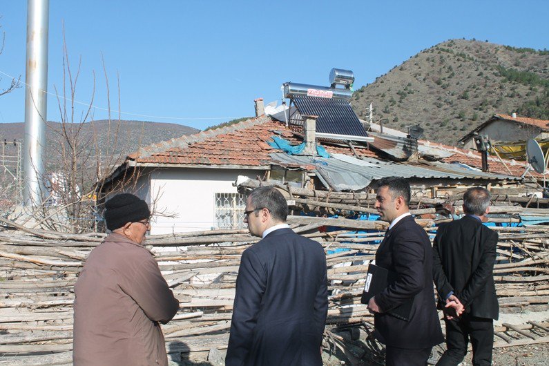 Turhal Kaymakamı Üçer Yaşlı Çifti Sevindirdi