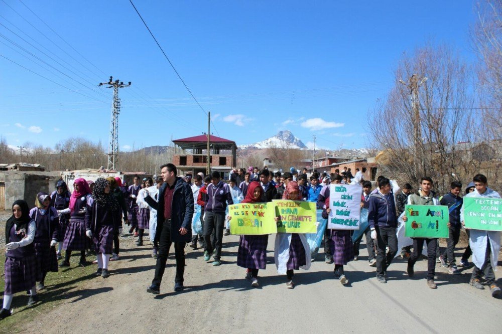 Tuzluca’da Öğrenciler ’Yeşili Koru Tuzluca’ Sloganıyla Çevre Temizliği Yaptı