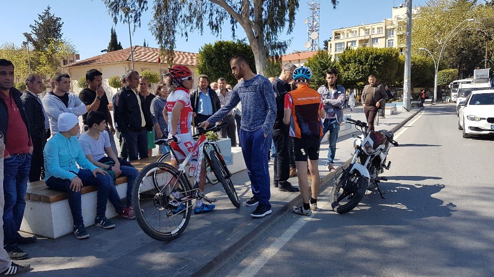 Milli Bisikletçiye Motosiklet Çarptı