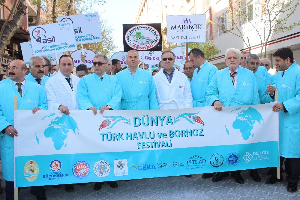 Protokol Bornoz Giyip Sokağa Döküldü