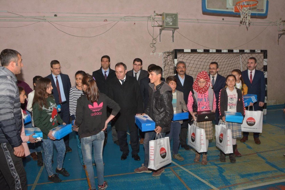 Çatak Belediyesin’den Öğrencilere Spor Malzemesi