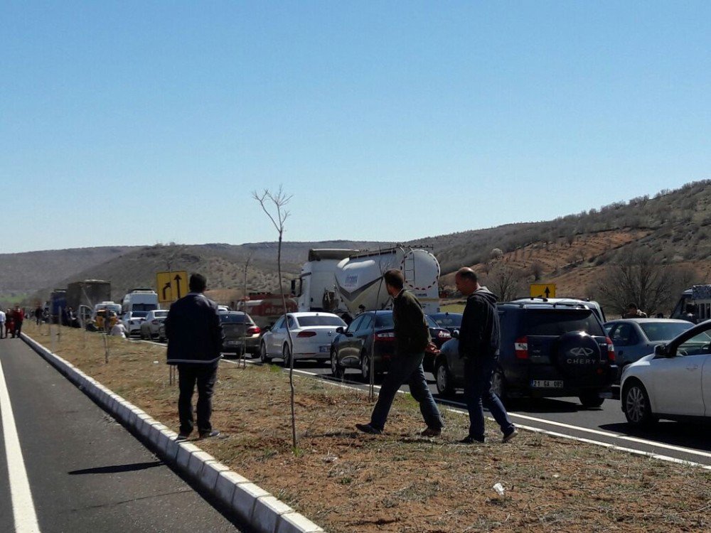 Diyarbakır-mardin Karayolu Bomba İhbarı Yüzünden Ulaşıma Kapatıldı