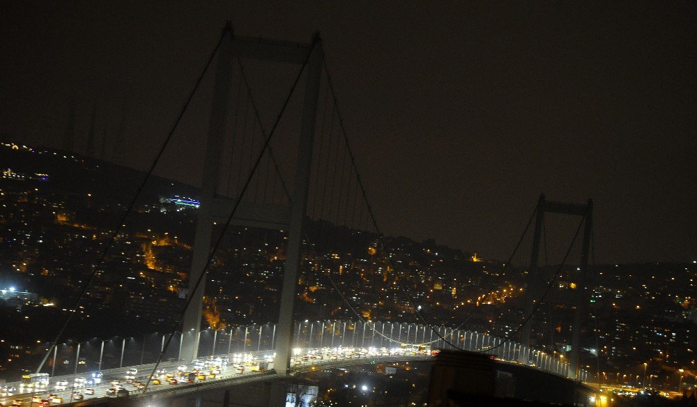 İstanbul’un Anıtsal Yapıları Dünya Saati Etkinliğinde Karanlığa Büründü