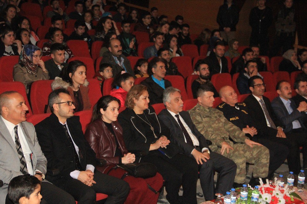 Hakkari’de “Bir İhtiyaç Da Sen Gider” Tiyatro Oyunu Sergilendi