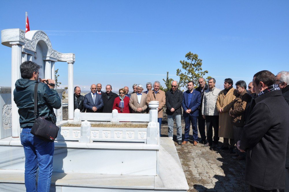 Aşık Murat Çobanoğlu Mezarı Başında Anıldı