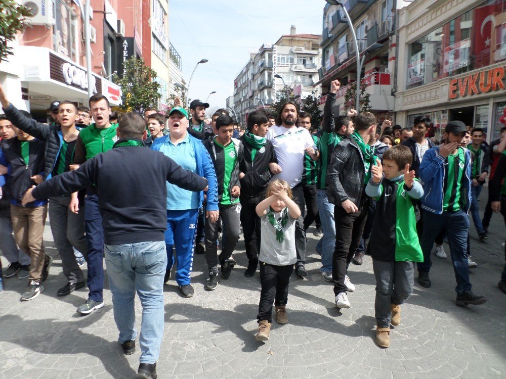 Sakaryaspor Taraftarı Orduspor Maçı Öncesi Yürüdü