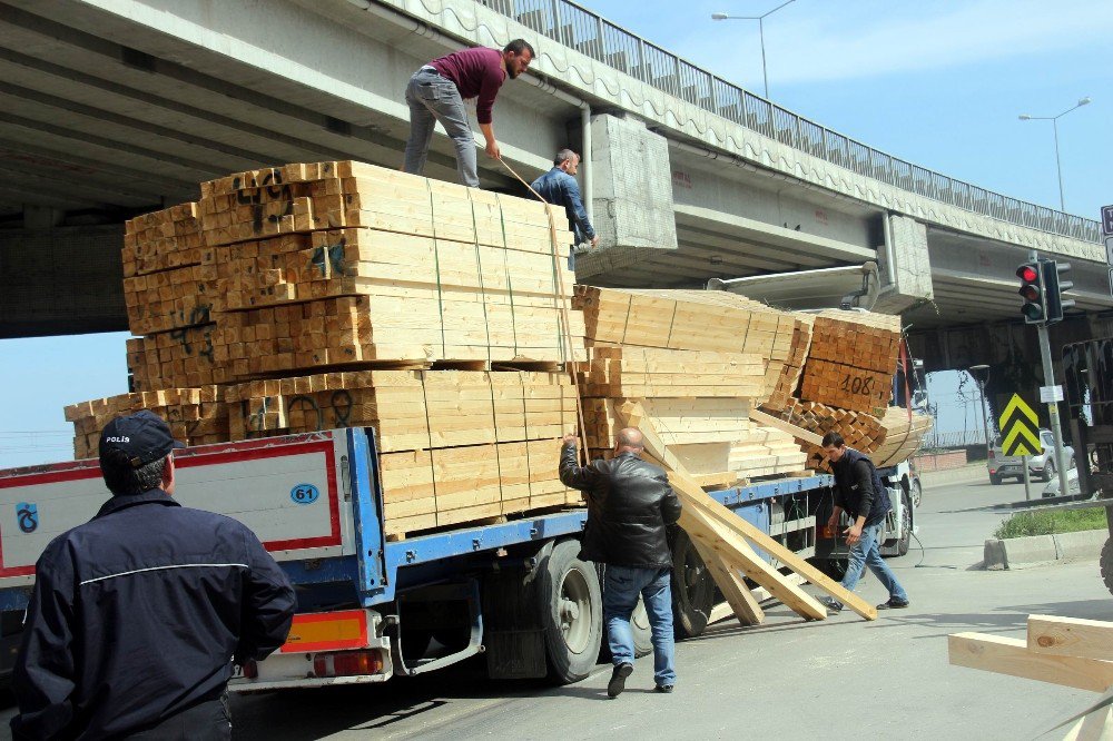 Tır Devrilme Tehlikesi Geçirdi, Keresteler Yola Saçıldı