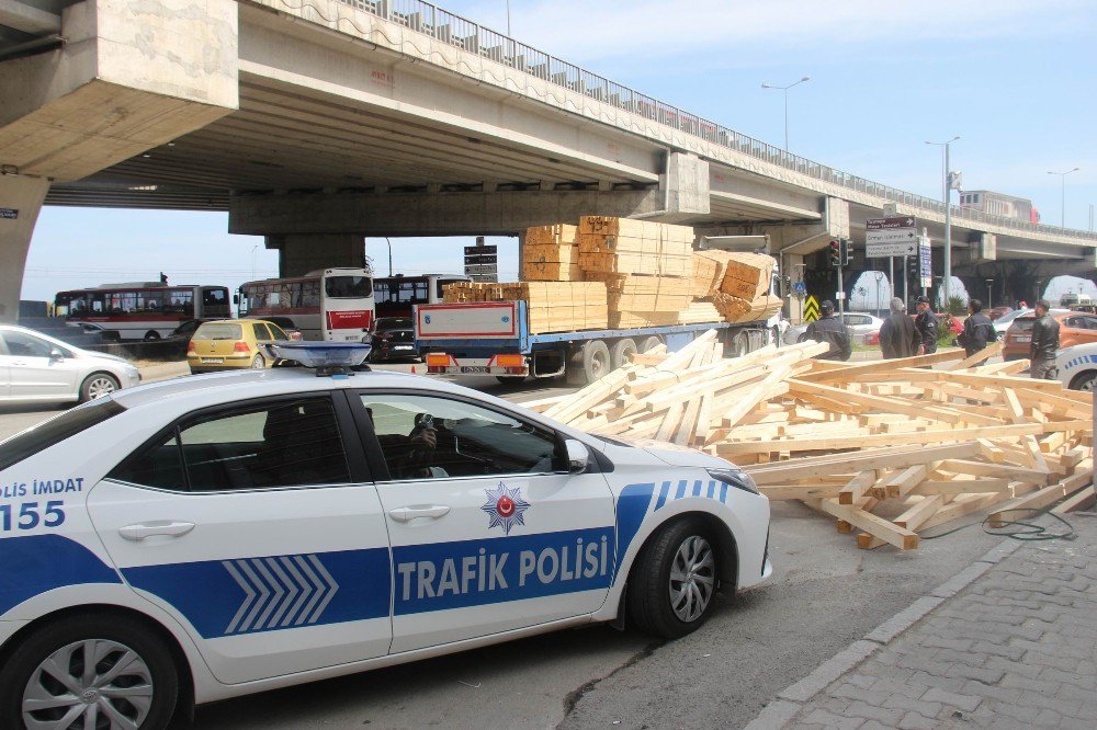 Tır Devrilme Tehlikesi Geçirdi, Keresteler Yola Saçıldı