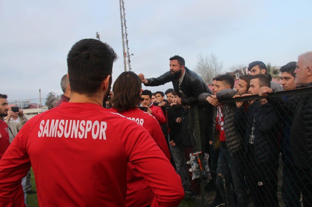 Samsunsporlu Futbolcular İle Taraftarlar Arasında Gerginlik