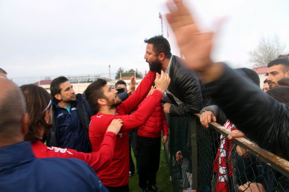 Samsunsporlu Futbolcular İle Taraftarlar Arasında Gerginlik