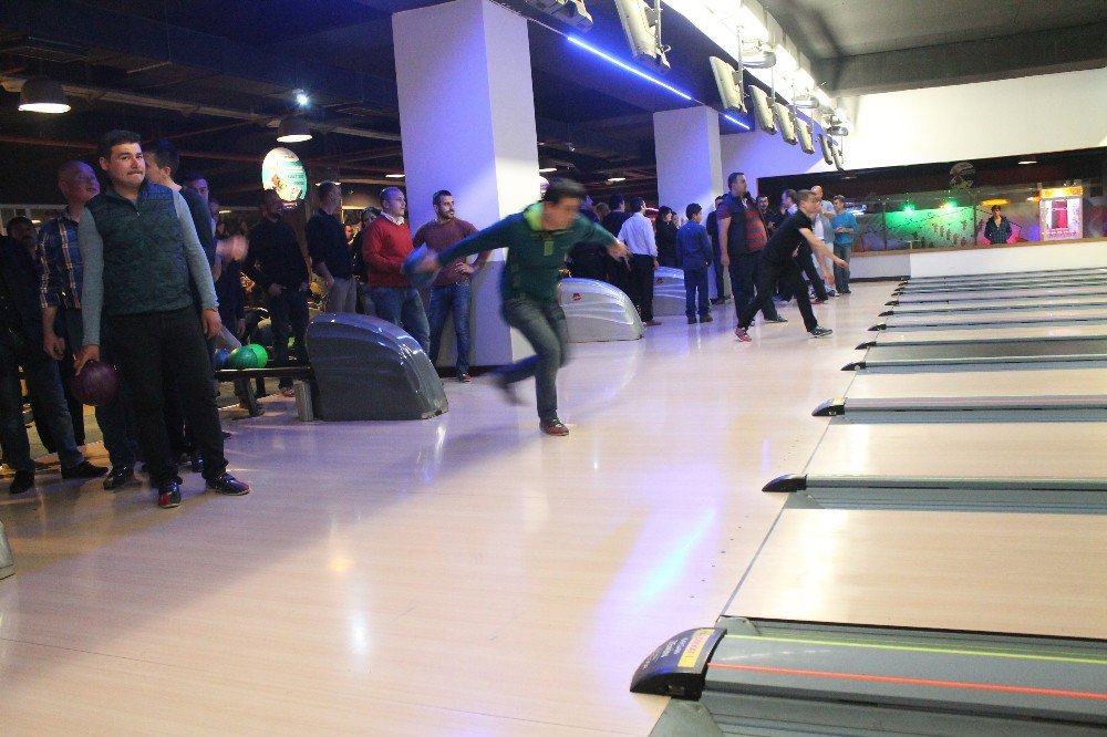 Uedaş Çalışanları Bowling Oynayarak Stres Atıyor