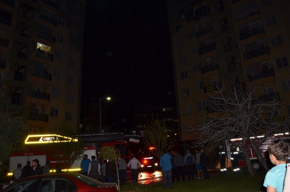 Nazilli’de 10 Katı Apartmanda Çıkan Yangın Korkuttu