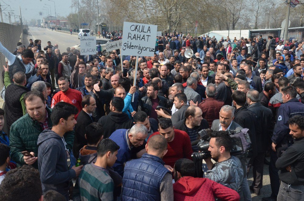 Yol Kapatarak Uyuşturucu Satıcılarını Protesto Ettiler