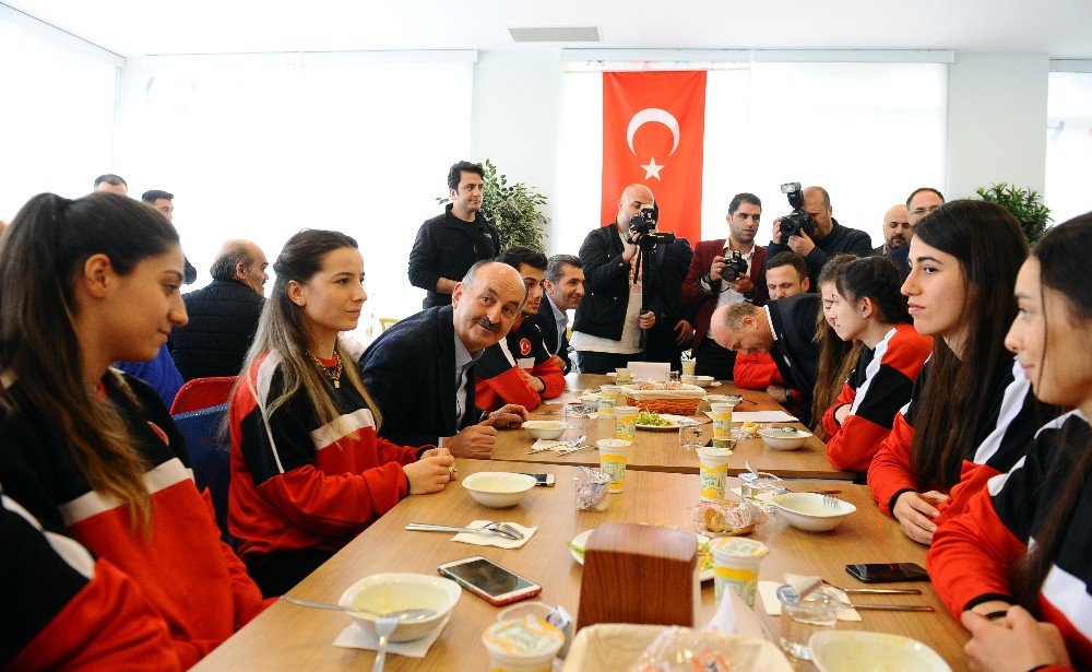 Müezzinoğlu: "Türk Milleti Zorlukları Birlikte Aşacak"