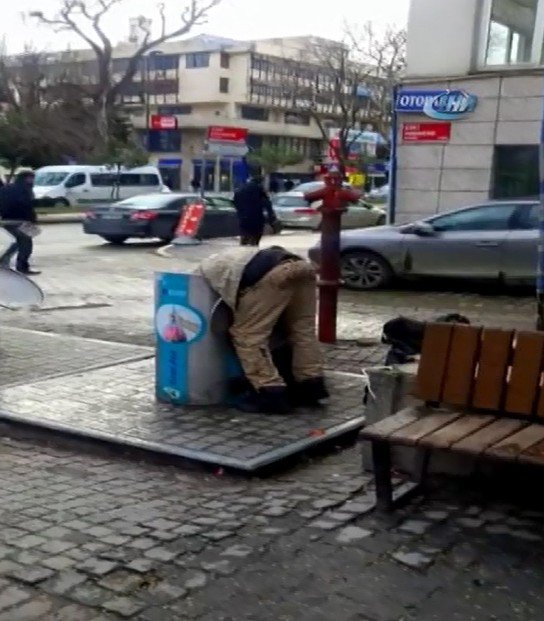 Bonzai İçen Suriyeli Deniz Zannederek Çöp Konteynerine Daldı