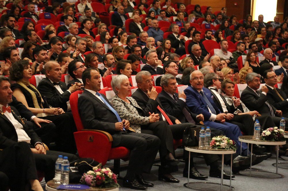 Başkan Tarhan’a ‘Sanat Dostu’ Plaketi