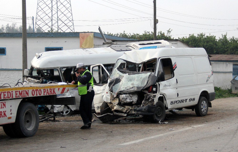 Minibüsler Çarpıştı: 1 Ölü, 18 Yaralı