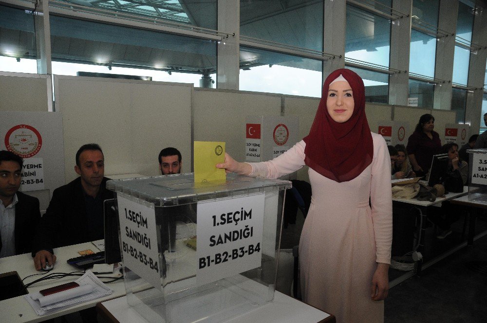 Atatürk Havalimanı’nda Referandum Oylaması Başladı