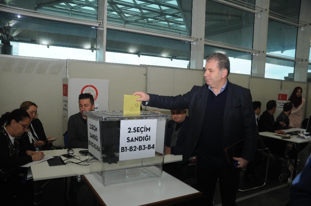 Atatürk Havalimanı’nda Referandum Oylaması Başladı
