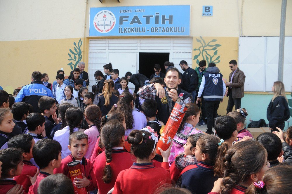 Cizre Polisinden Öğrencilere Hediye