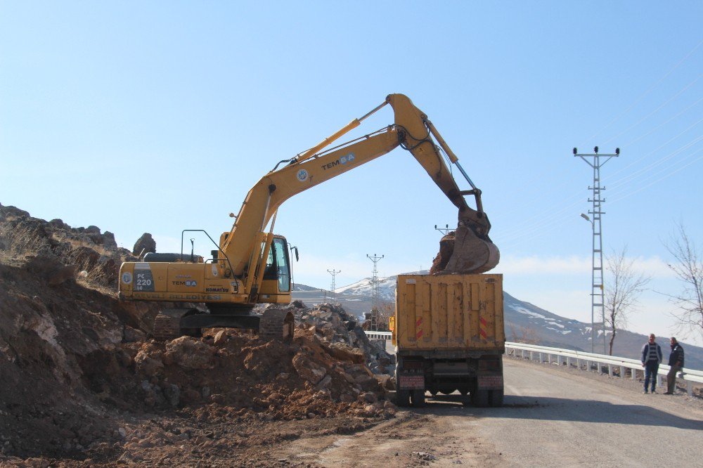 Güney Yukarı Mahallesi Yolu Genişliyor