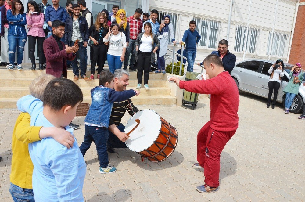 Down Sendromlu Çocuklar Üniversitede Halay Çektiği