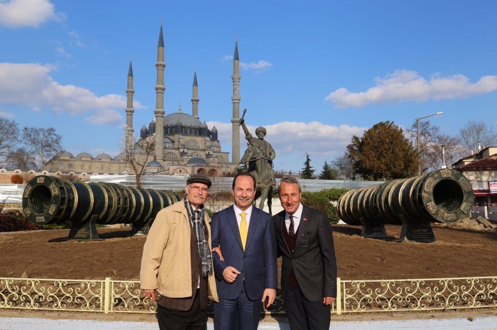 Edirne’de Fatih Heykeli Geçici Olarak Selimiye’nin Önüne Taşındı