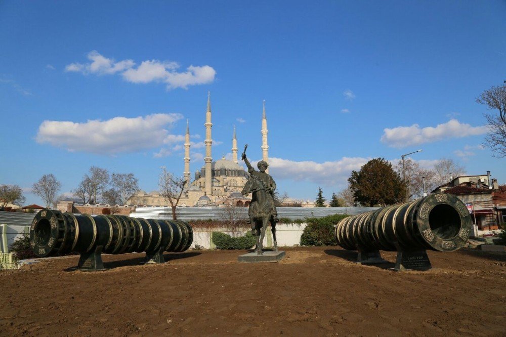 Edirne’de Fatih Heykeli Geçici Olarak Selimiye’nin Önüne Taşındı