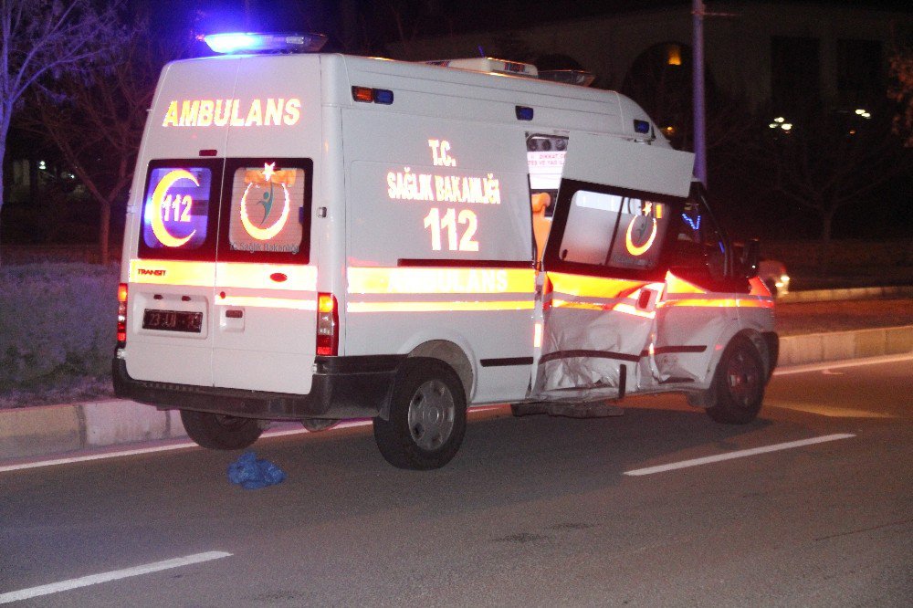 Elazığ’da Ambulansla Otomobil Çarpıştı: 2 Yaralı