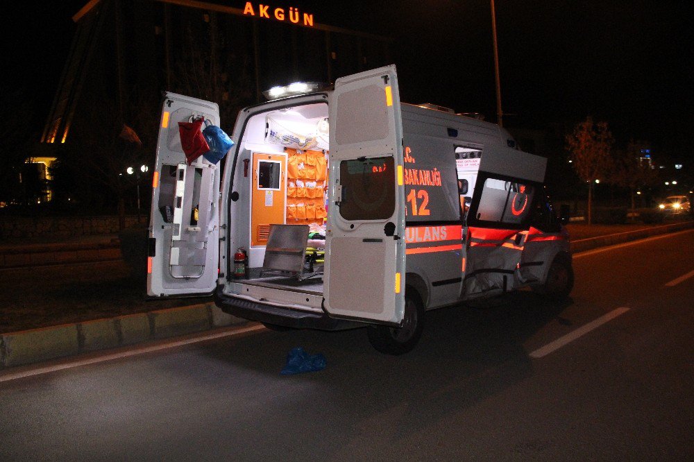Elazığ’da Ambulansla Otomobil Çarpıştı: 2 Yaralı