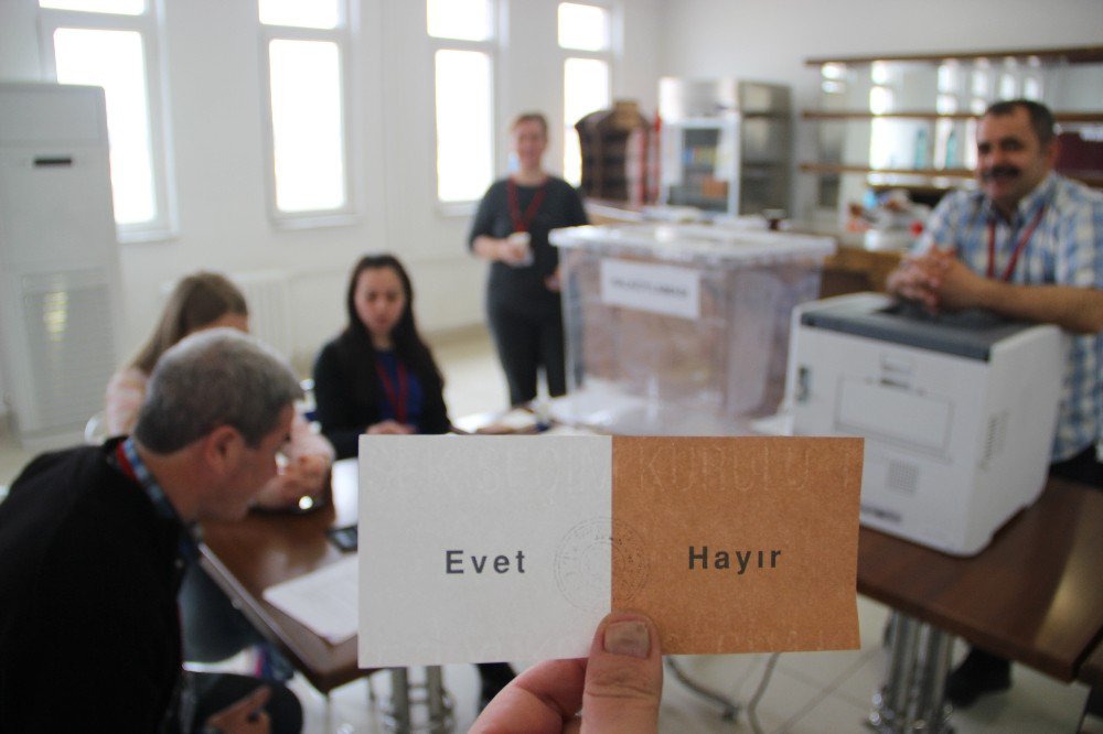 Gurbetçi Vatandaşların Referandum İçin Oy Kullanımı Başladı