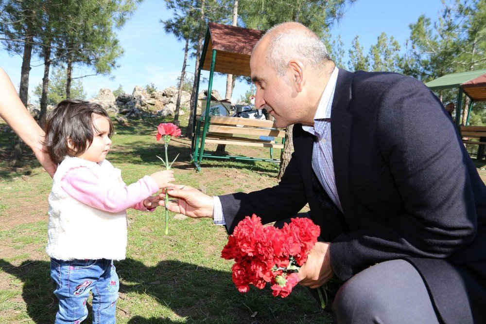 Başkan Kara Mesire Alanında Vatandaşlara Karanfil Dağıttı