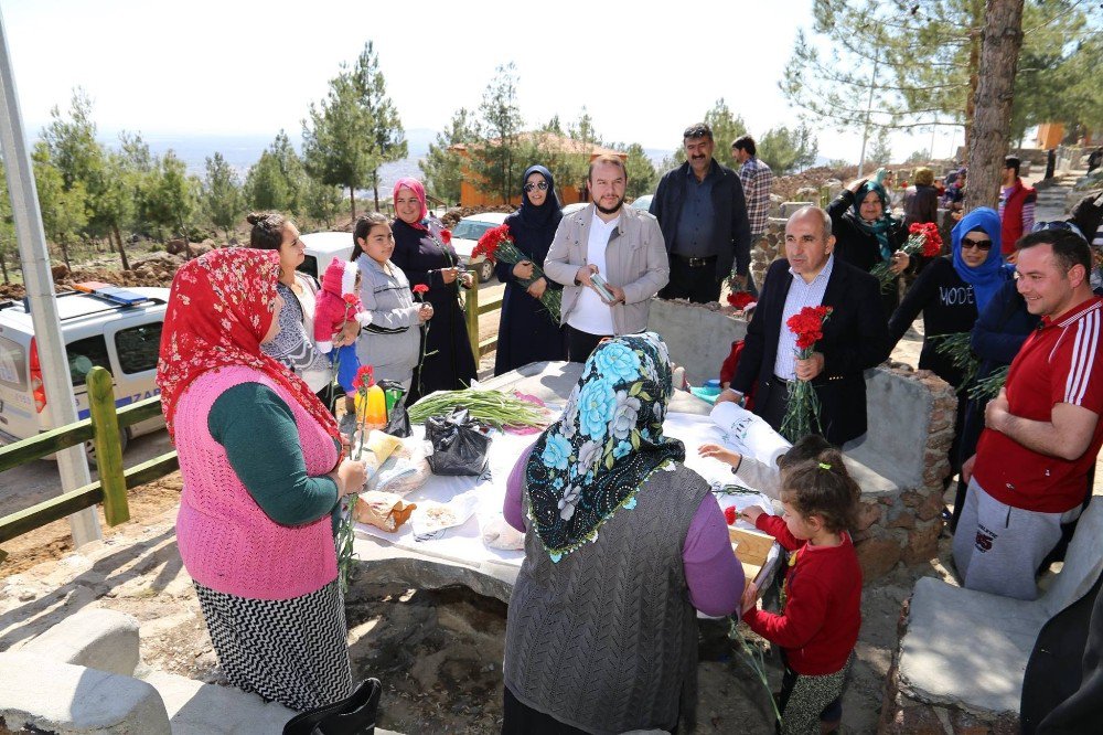 Başkan Kara Mesire Alanında Vatandaşlara Karanfil Dağıttı